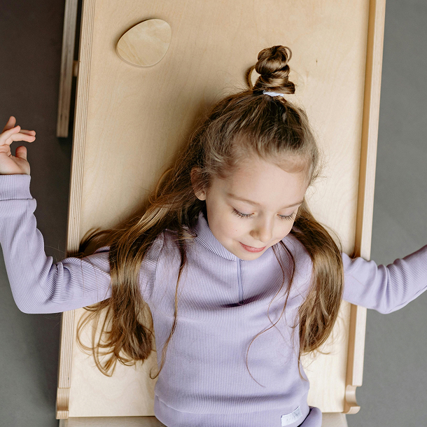 Bambina in area giochi