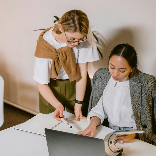 Persone in un ambiente coworking